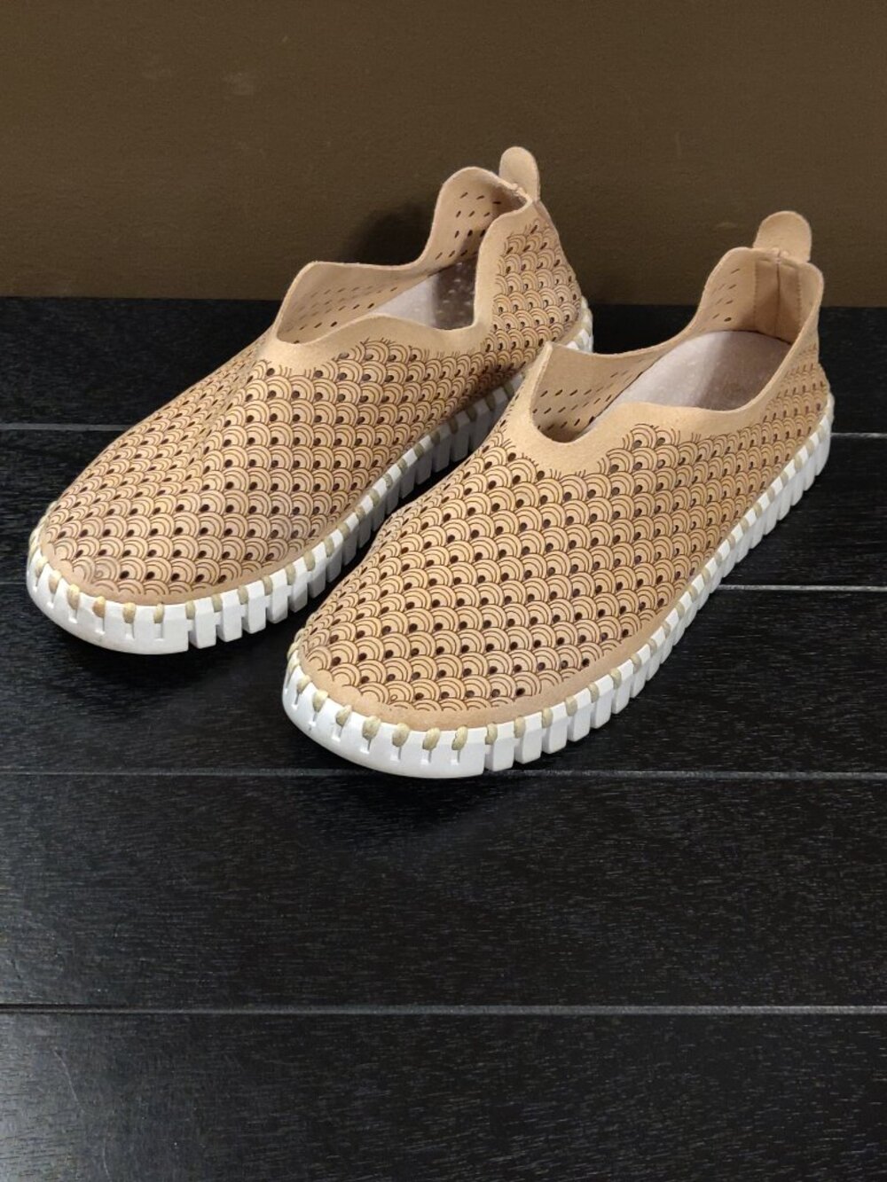 Isle Jacobsen Hornbaek Tulip Slip On Khaki US Size 7